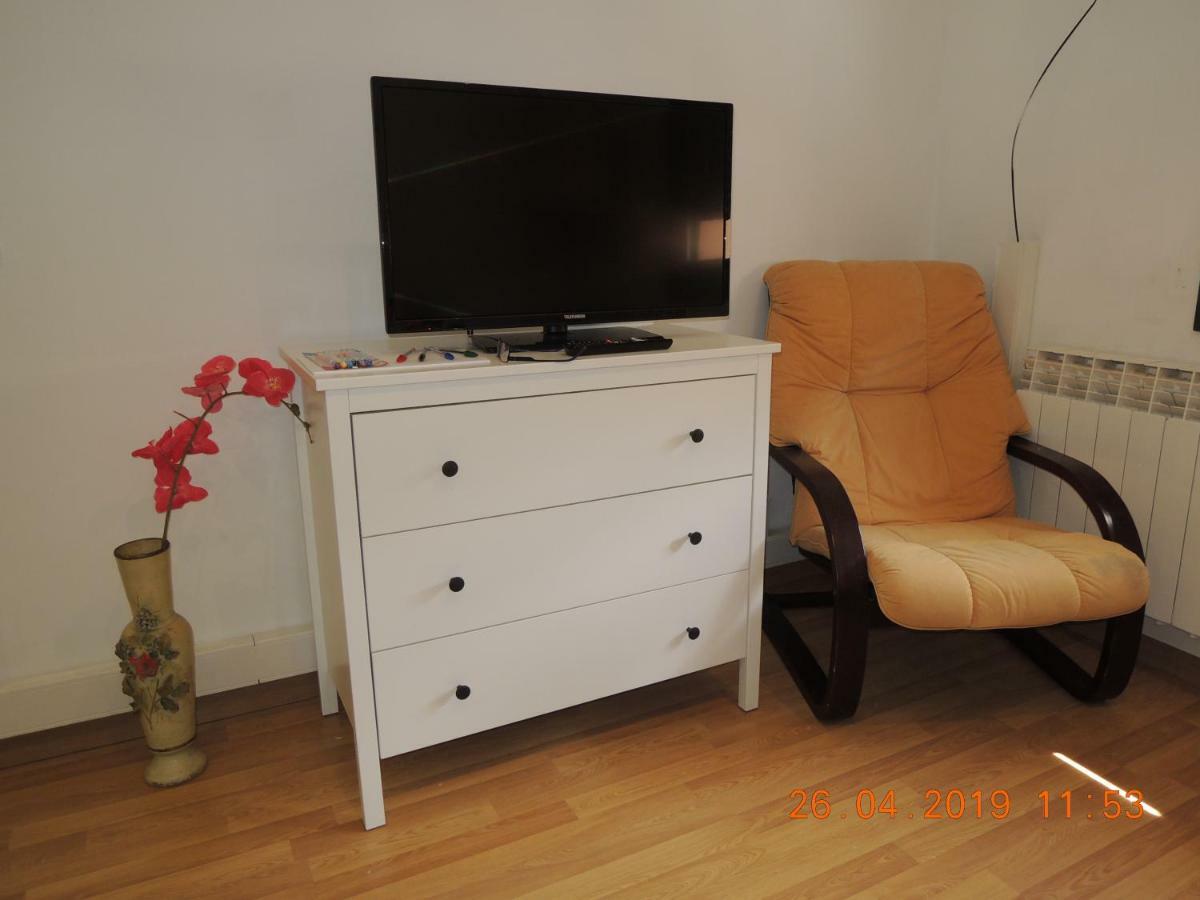 Apartament Jasmine Apartment Besalu Bagian luar foto
