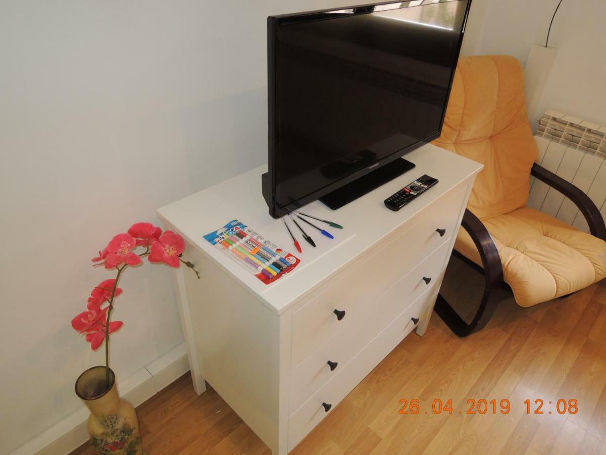 Apartament Jasmine Apartment Besalu Bagian luar foto